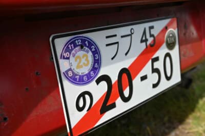 車検票を貼った仮ナンバープレート。日本で見たときに閃いたんでしょうね