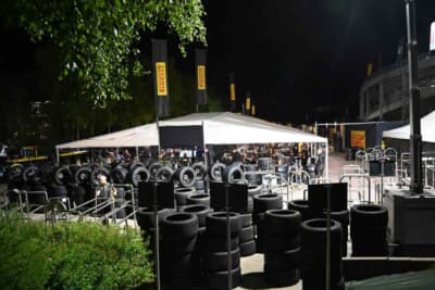 深夜もタイヤサービスは組み換え待ちで大渋滞