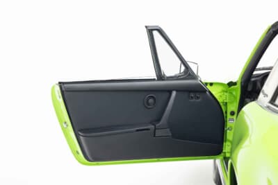 30万2000ドル(邦貨換算約4450万円)で落札されたポルシェ「911カレラ 2.7タルガ」(C)Courtesy of RM Sotheby's