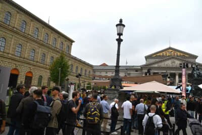 オープンスペースでは昼前ごろから一般来場者とプレス関係者が多く行き交いました