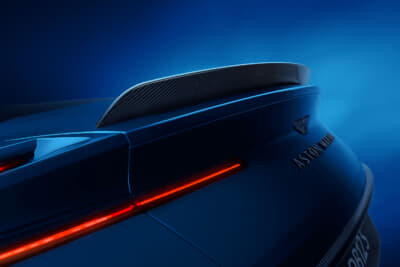 アストンマーティンDB12S:新しい固定式カーボンリアスポイラーにより、高速域の安定性が向上