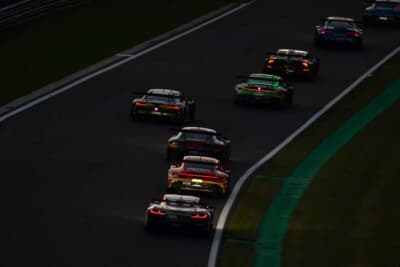 ナイトセッションに突入しても、まだまだレースの折り返しまでも遠いです