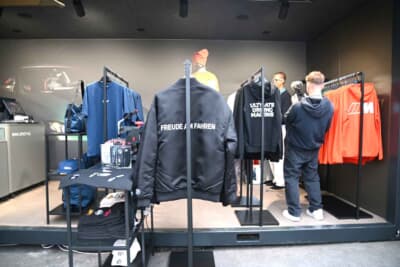 IAA2025会場内のショップでは、各ブランドグッズが人気です