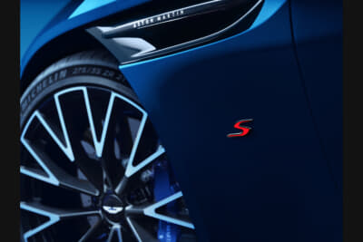 アストンマーティンDB12S:クロームメッキ真鍮の鍛造で赤のガラスエナメル製Sバッジは左右両フェンダーに配置される