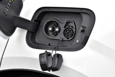 EX30 Ultra Twin Motor Performance:普通充電と急速充電(CHAdeMO)に対応する