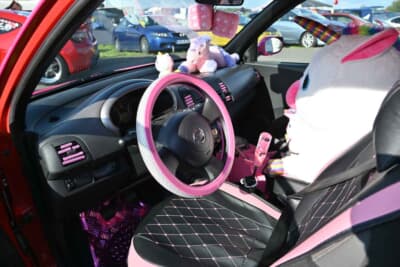 ステアリングカバーに水中花シフトノブ。黒のシートカバーはピンクのキルティング縫製で昭和末期のギャル系なメイクですね