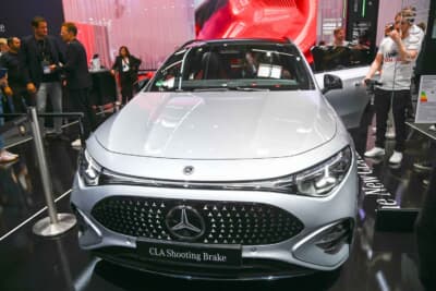 エレガントな完全電動車の新型メルセデス・ベンツCLAシューティングブレークを展示