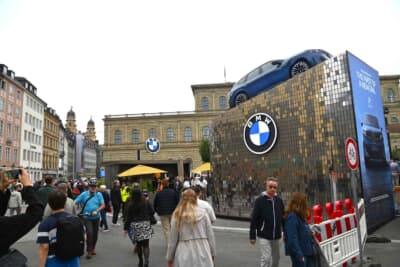 オープンスペースでのBMWブースに建てられた巨大なタワー
