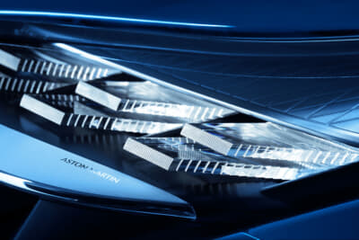 アストンマーティンDB12S:特徴的な6ブロックのデイタイムランニングライトデザインのライトシグネチャー