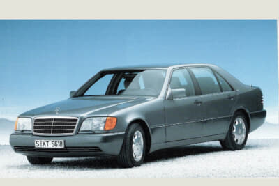 1991年にW140型3代目Sクラスが登場。ボディサイズは大幅に拡大され、2重サイドガラスの採用など快適性が向上。1998年まで販売された
