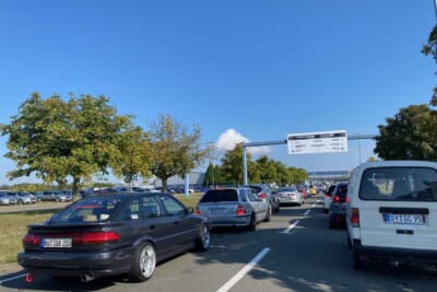 アジア・アレーナの会場の入り口は早朝から大渋滞。渋滞に並ぶクルマを見ているのも楽しい