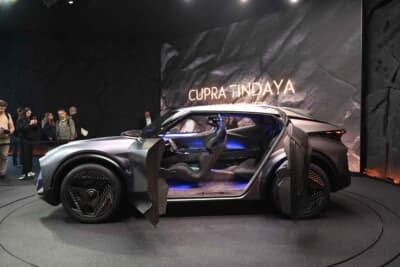 バットモービルと呼ばれるクプラ・ティンダヤのショーカーはドラマチックな外観が特徴