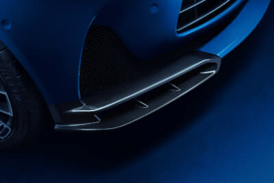 アストンマーティンDB12S:フロントスプリッターによる空力性能の向上によるダイナミックな走行性能が魅力