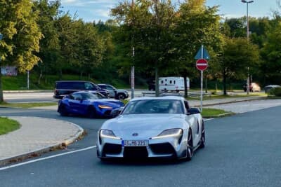 アジア・アレーナの帰り道のサービスエリアで遭遇した参加者さんたちのスープラ