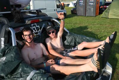 ピックアップの荷台で沐浴でくつろぐオーナーさん