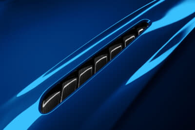 アストンマーティンDB12S:カーボンルーバーのボンネットベントを中央に取り付ける