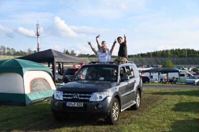 サンルーフから乗り出すのも箱乗り？