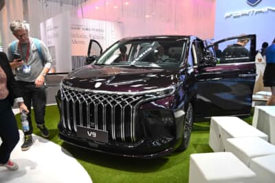 日本のミニバンのようなメッキグリルがやたら目立ったFORTHING V9というMPV。中国メーカーでしょうか