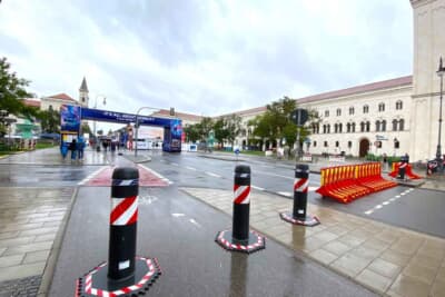 車両が侵入できないように頑丈なポールやブロックが設置されています