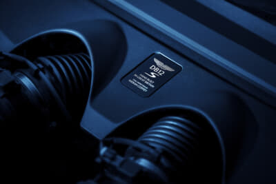 アストンマーティンDB12S:誇らしいSのトレッドプレート