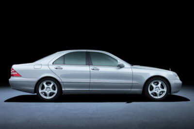 1998年に4代目Sクラス/W220型が登場。2005年まで生産された。写真はS400CDI