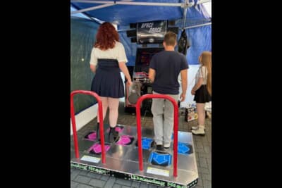 とあるショップにあったコナミのダンスゲーム機。オリジナルの1990年代のもので日本から購入したそうです