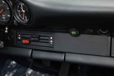 30万2000ドル(邦貨換算約4450万円)で落札されたポルシェ「911カレラ 2.7タルガ」(C)Courtesy of RM Sotheby's