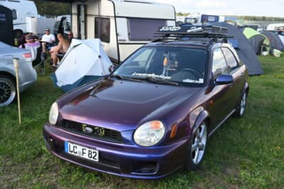 スバルと書かれたルーフデッキをマウントしたスバル・インプレッサ