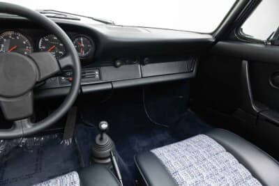 30万2000ドル(邦貨換算約4450万円)で落札されたポルシェ「911カレラ 2.7タルガ」(C)Courtesy of RM Sotheby's