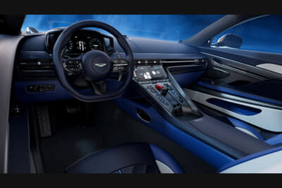 アストンマーティンDB12S:優れたヒップ・トゥ・ヒール比率でドライバーの足首と足を完璧に配置し、最小限の動きを実現