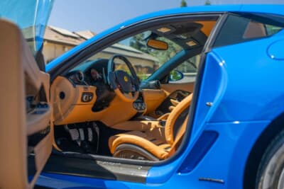 36万8000ドル（邦貨換算約5416万円）で落札されたフェラーリ「599GTBフィオラノ」（C）Courtesy of RM Sotheby's