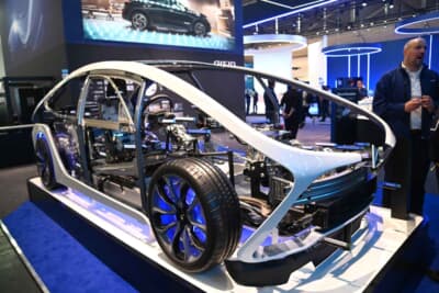 こちらはアイシンブースで、電動駆動モジュールのeAxleなどを展示