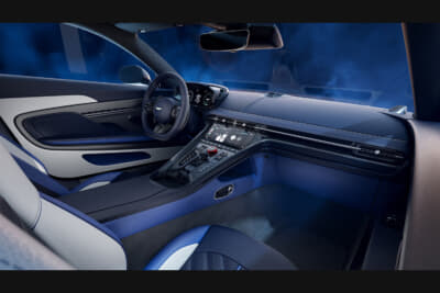 アストンマーティンDB12S:キャビン中央に独自のインフォテインメントシステムを設置