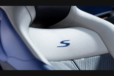 アストンマーティンDB12S:スポーツプラスシートは3Dの彫刻的なヘッドレストとSの刺繍を編む