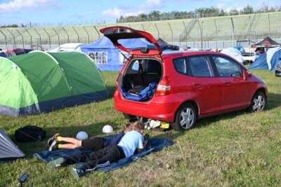 パパとママはクルマに夢中で、キッズはゲームに夢中は世界共通言語ですね