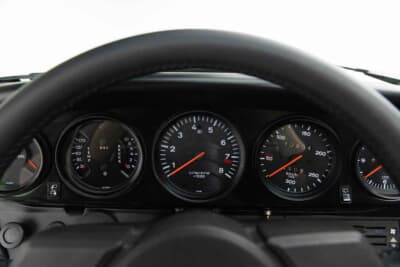 30万2000ドル(邦貨換算約4450万円)で落札されたポルシェ「911カレラ 2.7タルガ」(C)Courtesy of RM Sotheby's