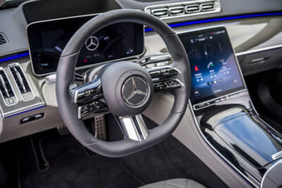 2020年に登場した7代目Sクラス/W223型(現行型)。写真はS500 4MATIC前席に12.8インチディスプレイを装備