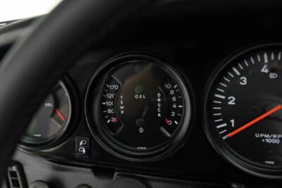 30万2000ドル(邦貨換算約4450万円)で落札されたポルシェ「911カレラ 2.7タルガ」(C)Courtesy of RM Sotheby's