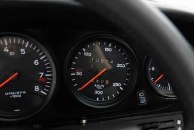 30万2000ドル(邦貨換算約4450万円)で落札されたポルシェ「911カレラ 2.7タルガ」(C)Courtesy of RM Sotheby's