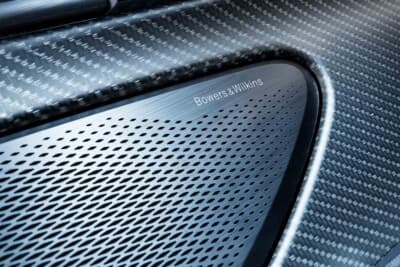 アストンマーティンDB12S:15個のスピーカーを搭載。圧倒的な音場空間もDB12Sの矜持だ