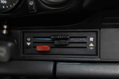 30万2000ドル(邦貨換算約4450万円)で落札されたポルシェ「911カレラ 2.7タルガ」(C)Courtesy of RM Sotheby's