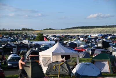 テントを張ってくつろぎながらカスタムカーで盛り上がれるライスブレンネン