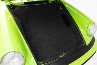 30万2000ドル(邦貨換算約4450万円)で落札されたポルシェ「911カレラ 2.7タルガ」(C)Courtesy of RM Sotheby's