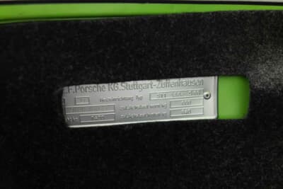 30万2000ドル(邦貨換算約4450万円)で落札されたポルシェ「911カレラ 2.7タルガ」(C)Courtesy of RM Sotheby's