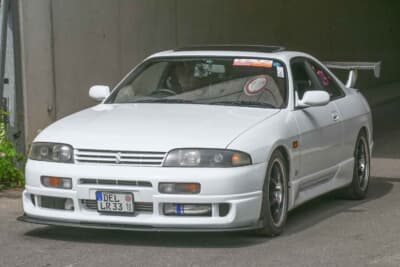 ハイマウントリアスポイラー仕様のR33スカイラインGTS。インタークーラーが換わっています