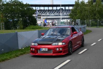 両サイドに２灯ライトを組み込んだ純正バンパー装着のR33。日本でもなかなか見ない仕様です