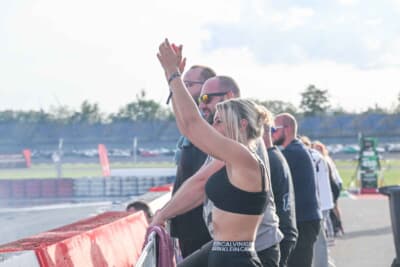 ギャラリーも大盛り上がりのドリフト走行