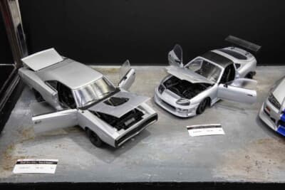 1/18スケール 京商 ダイキャスト ダッヂ チャージャー Fast & Furious（左）と1/18スケール 京商 ダイキャスト トヨタ スープラFast & Furious（右）