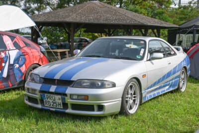 こちらのR33はボンネットを縦に走るストライプとサイドのストロボラインが目立ってました