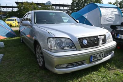 右ハンドルのクラウンアスリート（170系）が珍しいというより、JAFマークにシビれますね